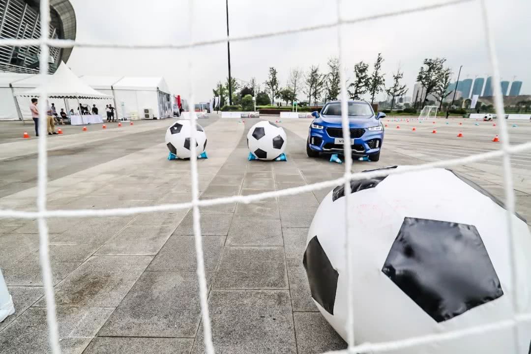 去成都挑战,c罗来到成都打比赛