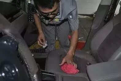 开车抽烟不开窗的办法,车内抽烟烟味多久消散