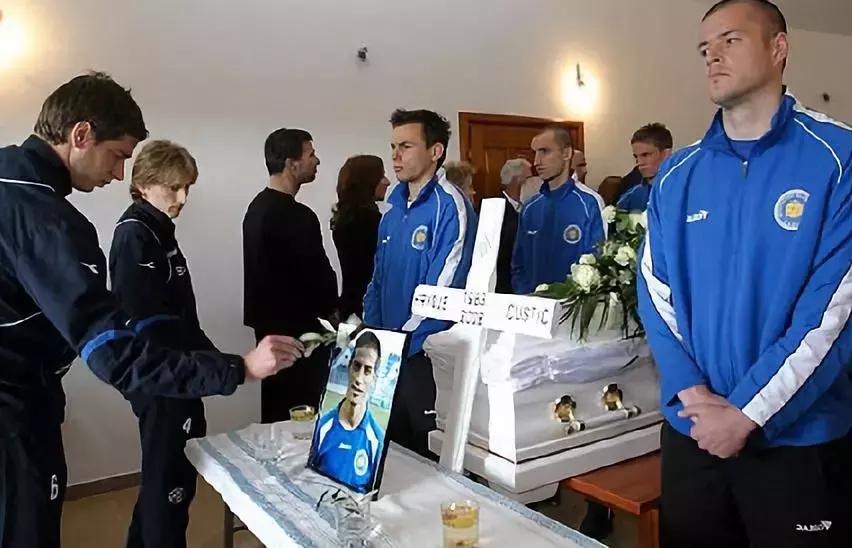 克罗地亚门将利瓦科维奇球衣,克罗地亚守门员扑出点球激动瞬间