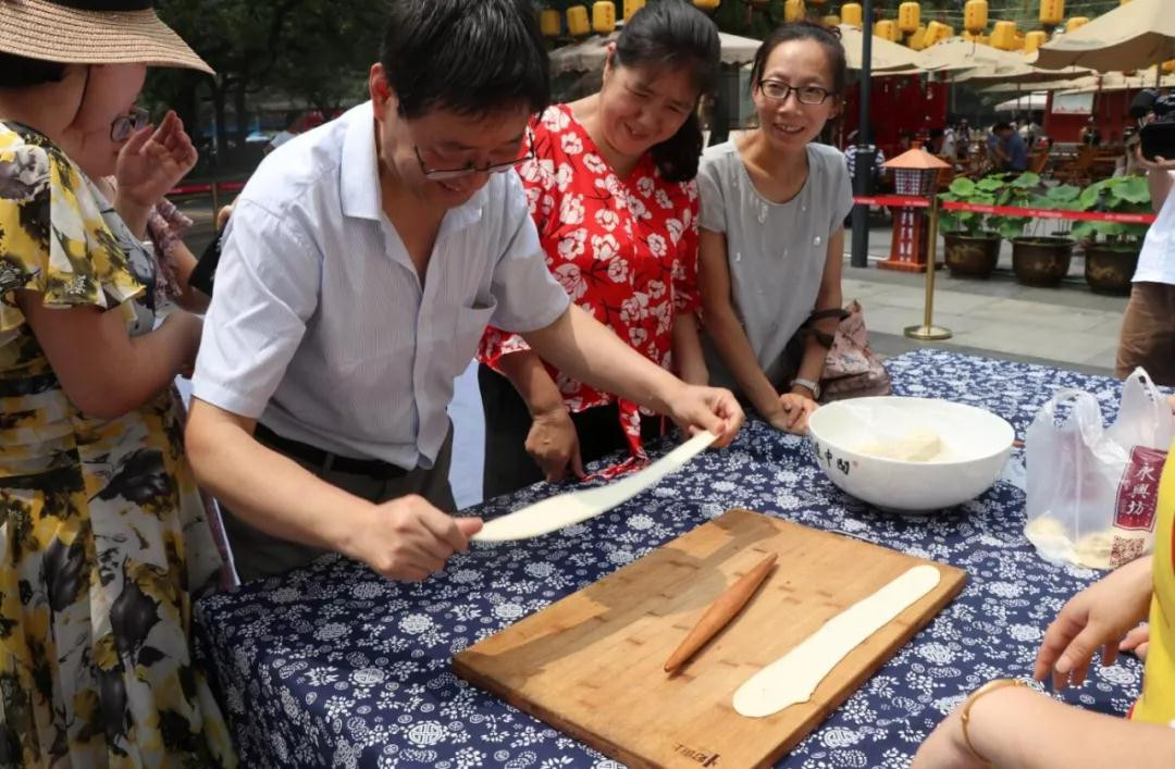小暑节气千余人共写biang字永兴坊让传统文化更有面儿