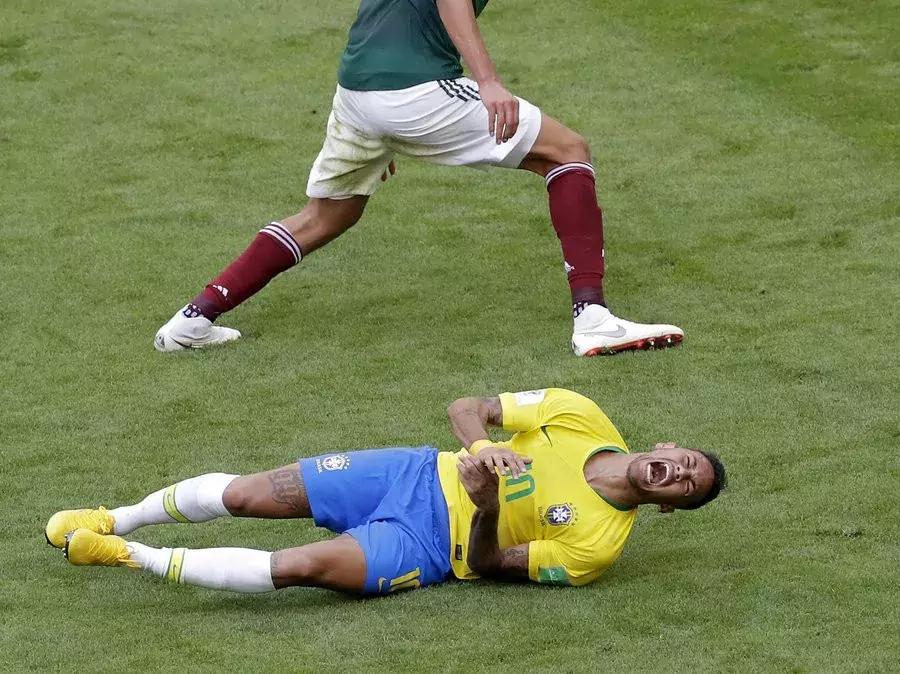 姆巴佩学梅西躺草,姆巴佩实力超越内马尔