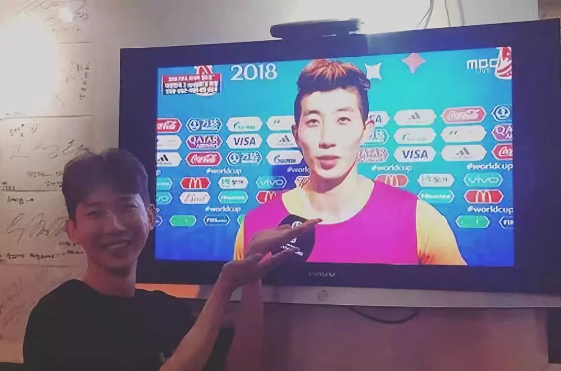 世界杯爆笑大寻亲！何润东宝强蹭脸上热搜老干部靳东迷之躺枪