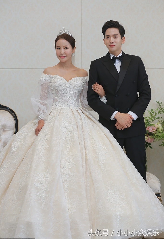 韩*歌国**手米娜与小男友结婚，婚礼现场狂撒狗粮