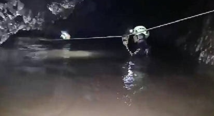 泰国足球队水下救援视频,泰国少年足球队洞穴营救