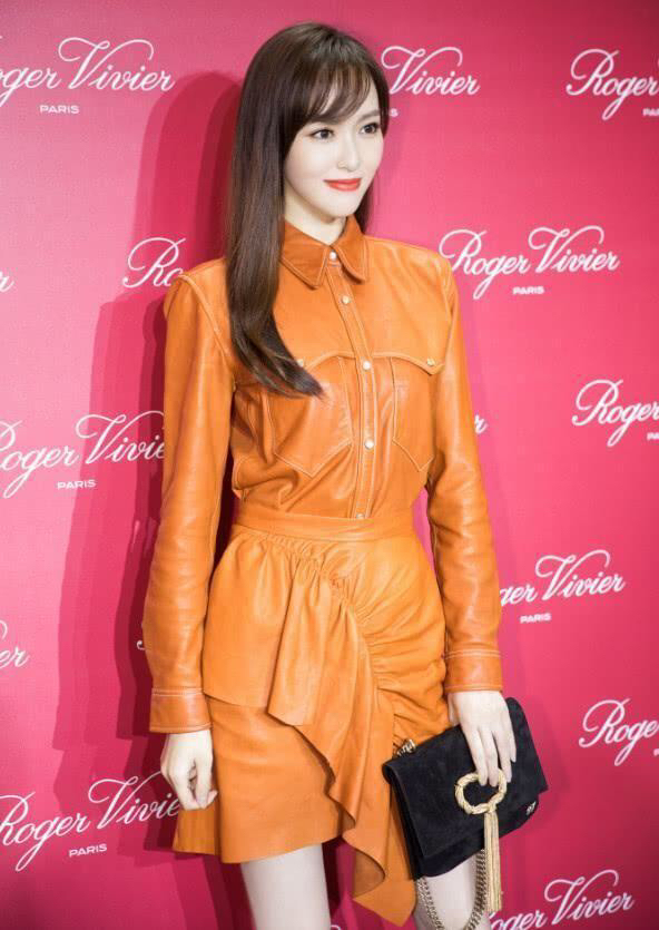 唐嫣穿低胸亮片红礼服出席活动,34岁唐嫣穿礼服少女感十足