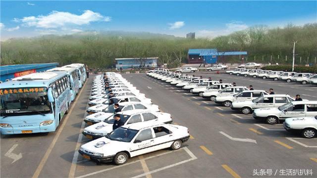 驾校教练一个月挣多少钱,驾校教练工资和学员通过率挂钩吗