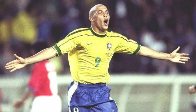 足球最佳阵容梅西c位出场,足球史上最强11人阵容c罗