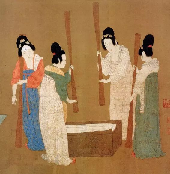 被中年妇女“玩坏”的丝巾，如何找回它的历史品味？｜文化观察