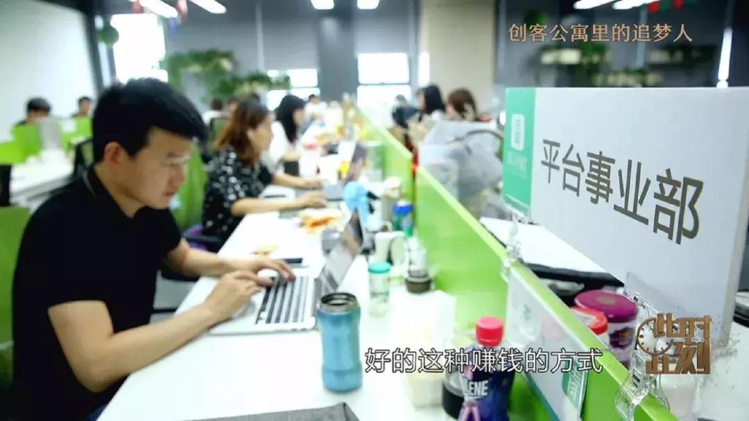 90后女生年入百万,95后女孩从考研失败到年入百万