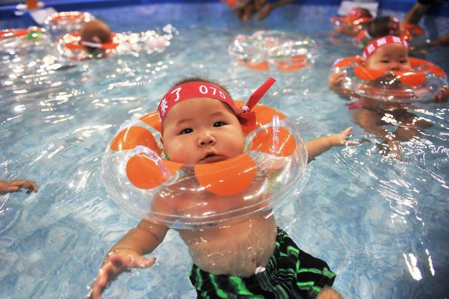 5个月宝宝游泳用腋下还是颈圈好,给宝宝戴游泳脖圈