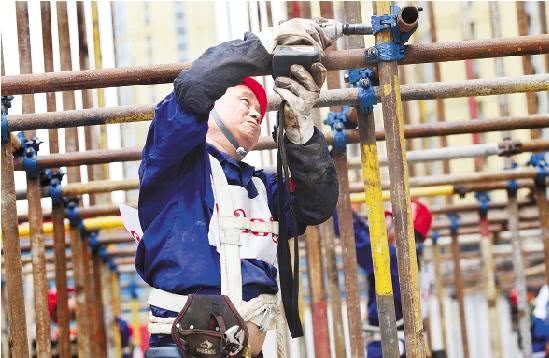 工地上的架子工有多辛苦,干工地架子工一年能挣多少钱