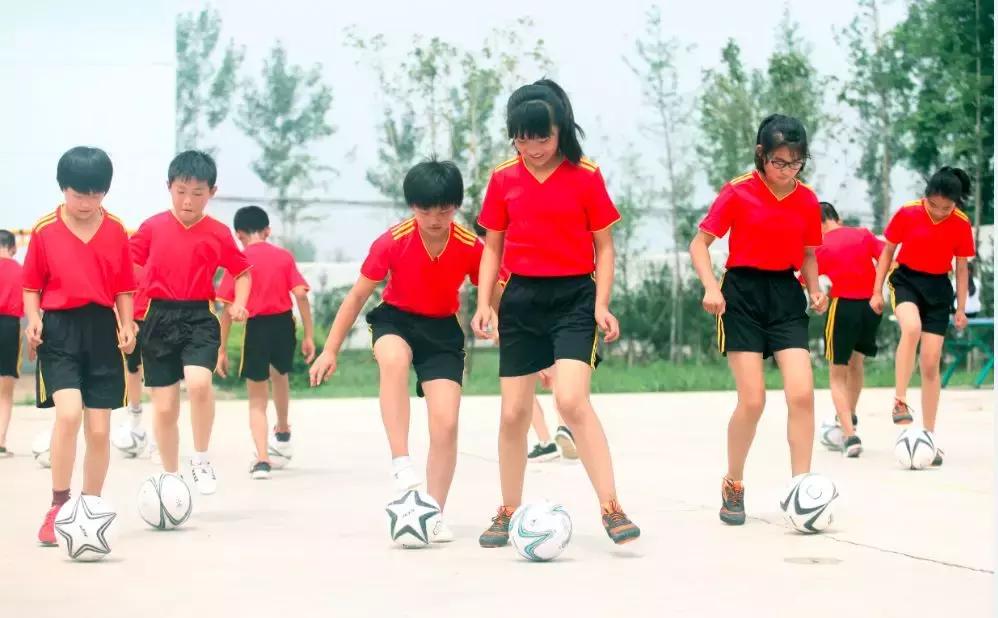 和梅西一起踢球是什么感觉,和梅西踢的一个老将