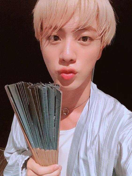 防弹少年团Jin台上捡好友舞台道具网上炫耀，偶像行为让粉丝发笑