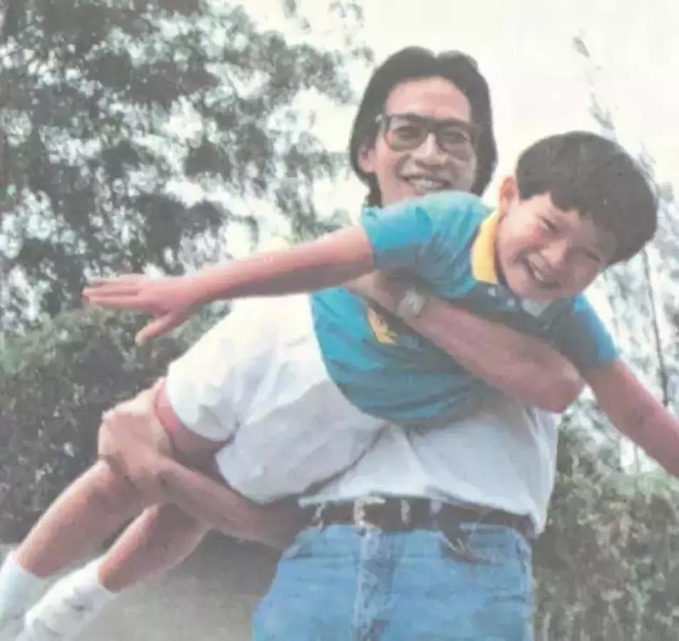 他是林夕、黄伟文共同的偶像，10年作词千首，被誉为“港乐鬼才”