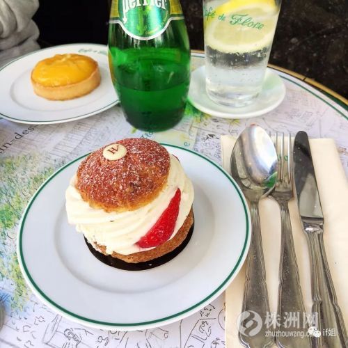 我在巴黎莎士比亚书店里，竟然找到了看手相的书