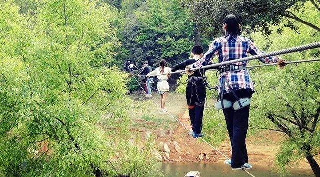 云南9d玻璃栈道,云南雪山峡谷玻璃栈道