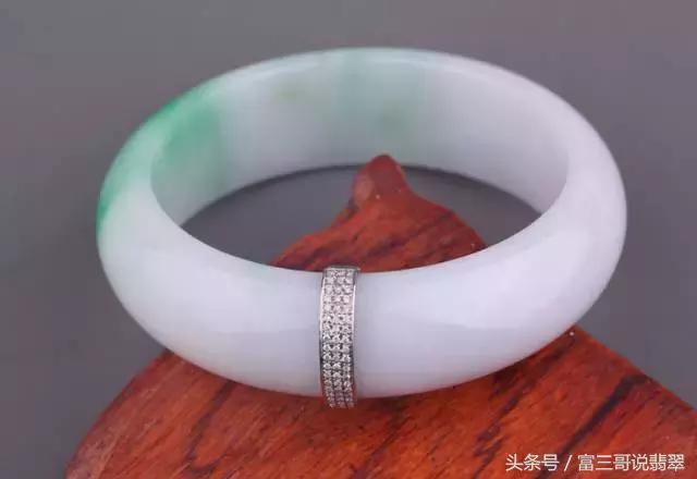 翡翠手镯断了如何处理,翡翠手镯断了怎么办