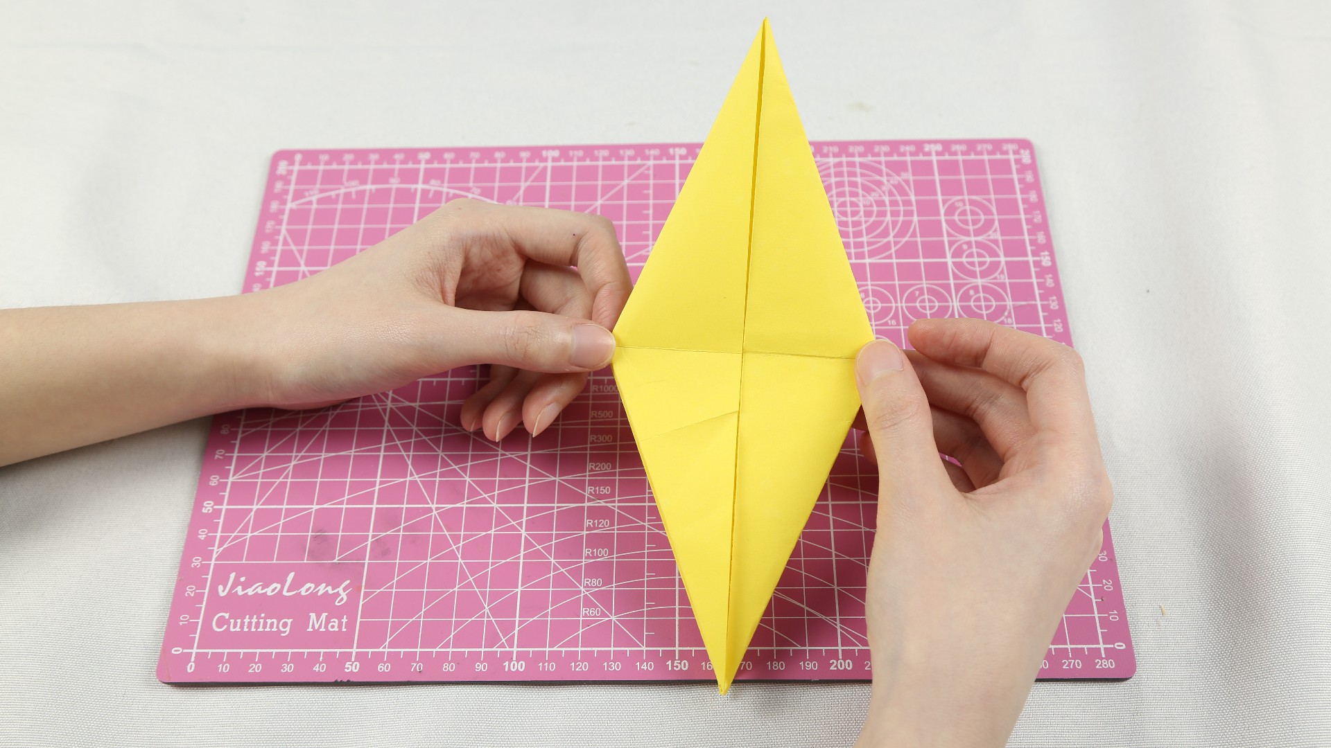 想要恐龙玩具，不用再去商场买了，姑娘教你巧用一张纸折出来