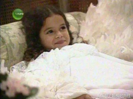 内马尔女友从贫民窟出身到巴西版“关晓彤”，她靠的可不是身材！