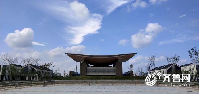 蓝天白云下的小镇,蓝天白云太阳能