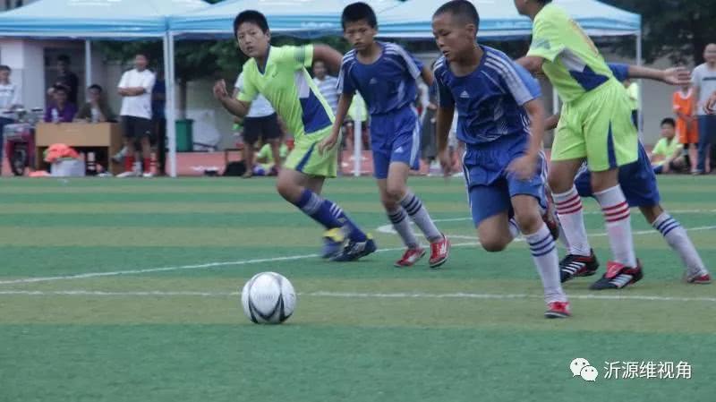 足球点亮梦想绿茵放飞希望简笔画,热爱足球运动追逐绿茵梦想