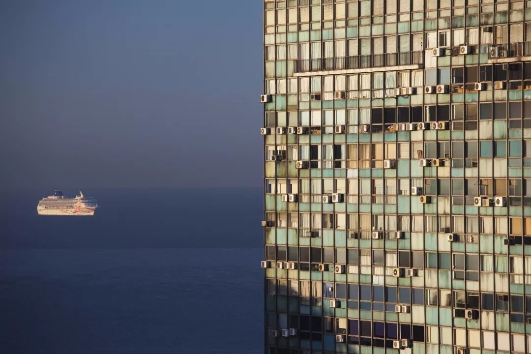 左脚北半球右脚南半球的国家,右脚在南半球左脚在北半球