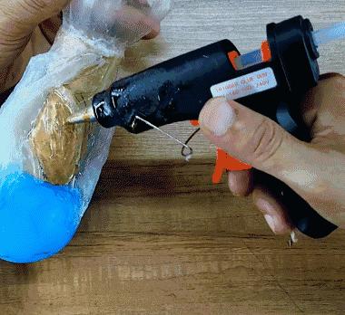 拿出胶水和纸卷,你能比中国足球队先拿到世界杯