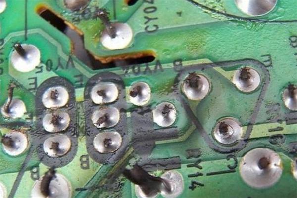 电视故障前期有哪些征兆,为什么以前电视拍几下就好了