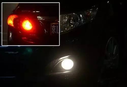 暴雨开车是双闪灯还是雾灯,雨天行车开双闪是正确还是错误