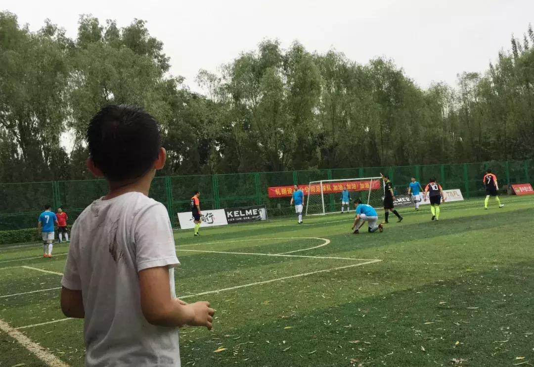 来感受一下下雨天的足球乐趣,雨中足球浪漫