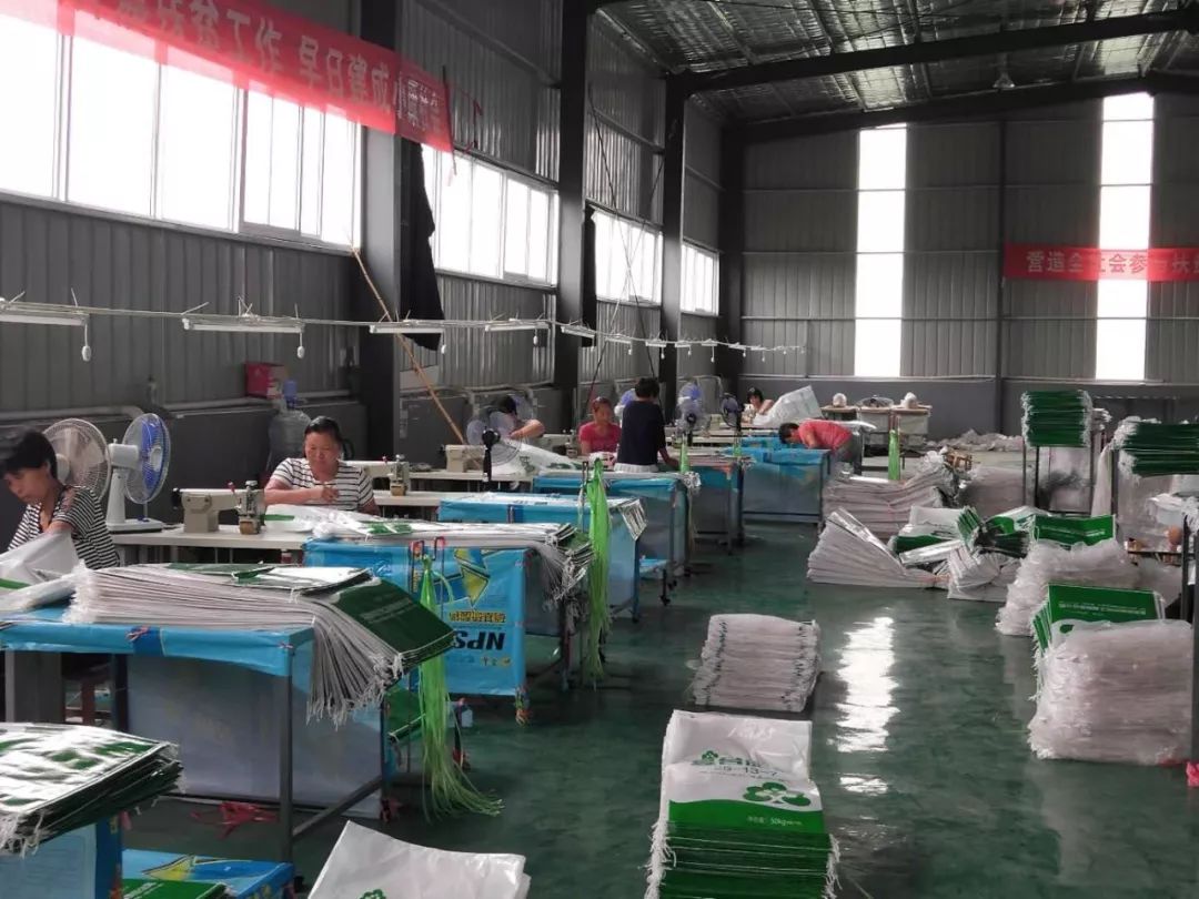 扶贫车间忙脱贫致富有保障,扶贫车间巧手编织新生活