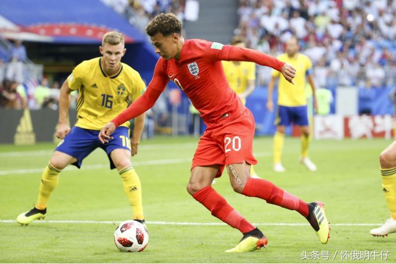 英格兰被罚点球,英格兰被罚任意球为什么要躺下