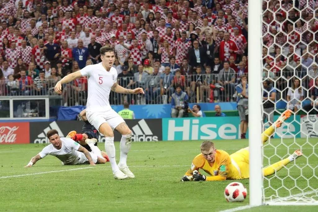 足球回不了家，哨响那一刻才知道，快乐只是你穿的保护色