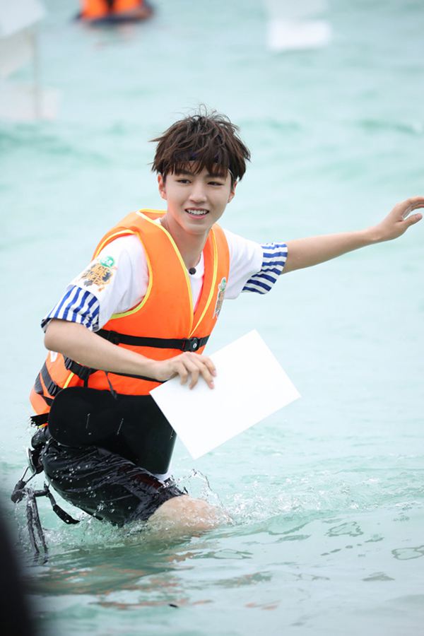 高能少年团王俊凯飞踢,高能少年团王俊凯杨紫雪地