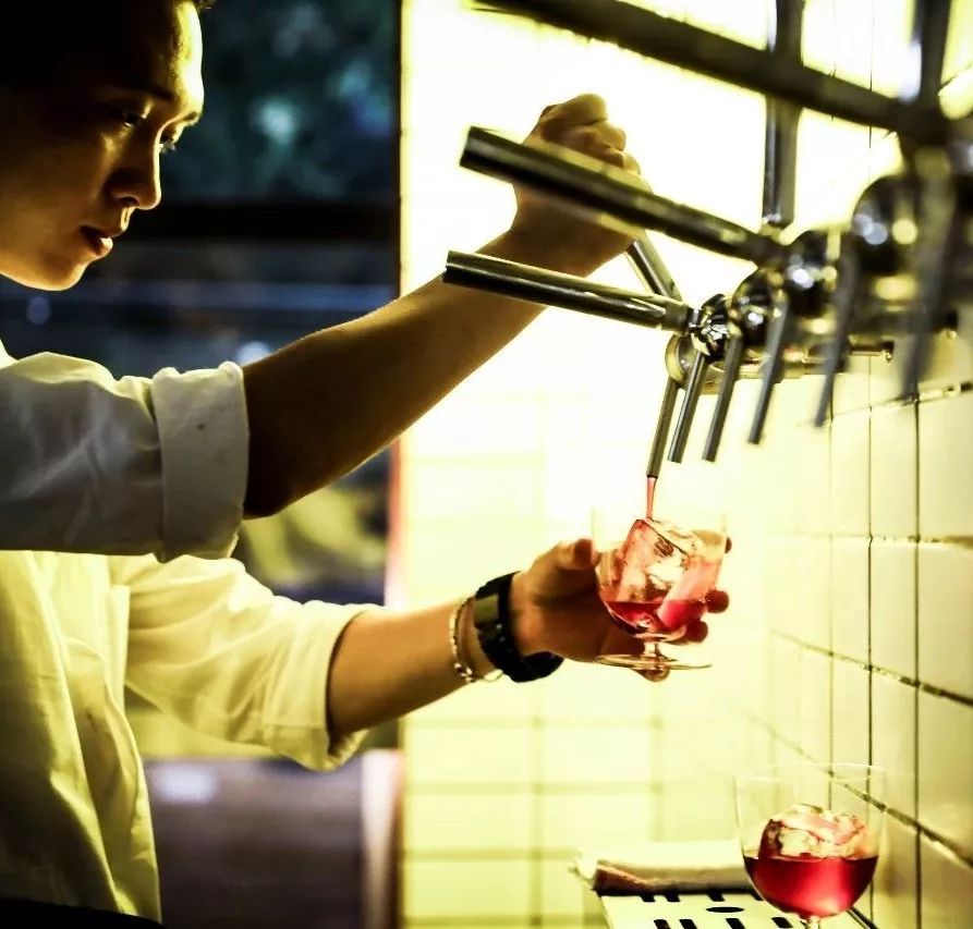 在实验室里调酒、倒酒都用水龙头？这家店颠覆了我对酒吧的想象