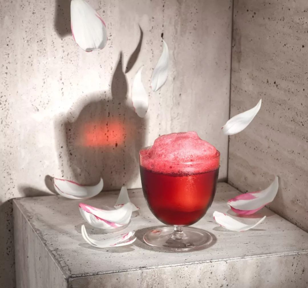 在实验室里调酒、倒酒都用水龙头？这家店颠覆了我对酒吧的想象