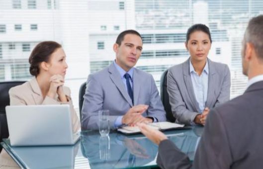 面试官100杯水其中一杯有毒,面试官有五个人只有四杯水怎么办