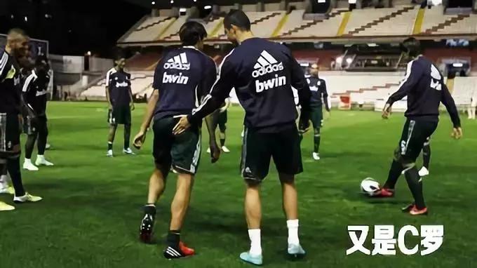 运动员之间为什么摸头,足球运动员为什么喜欢摸头