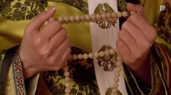 甄嬛传果郡王死了浣碧撞棺而死,浣碧死后甄嬛扯断佛珠是什么意思