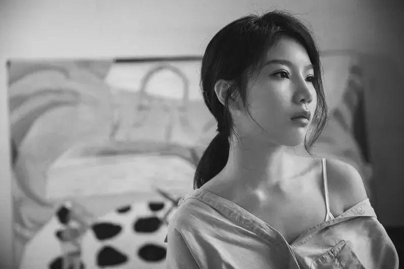 90后粉色少女艺术家与新锐主厨激情碰撞,生猛如鲜肉,却大有玄机