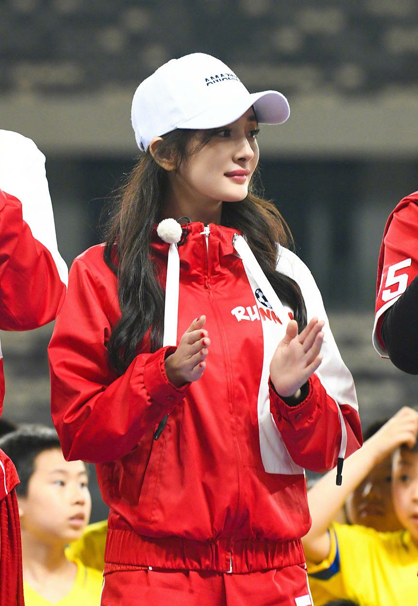 杨幂一袭红裙靓丽,杨幂穿足球衣图片