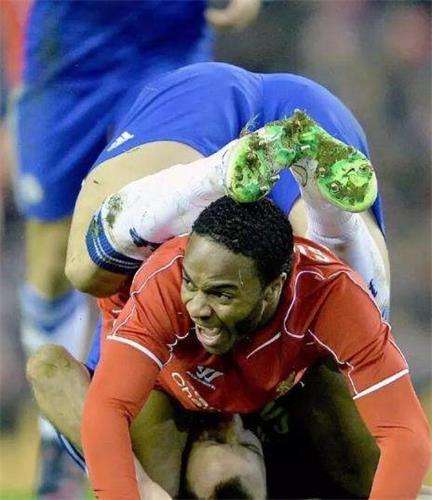 被压倒的摄影师，致谢他们球场上抓拍瞬间（搞笑旁白）