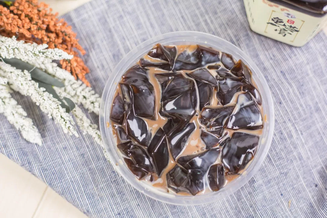 一周只卖3天网红龟苓膏，熬夜睇波食一盅即刻下火