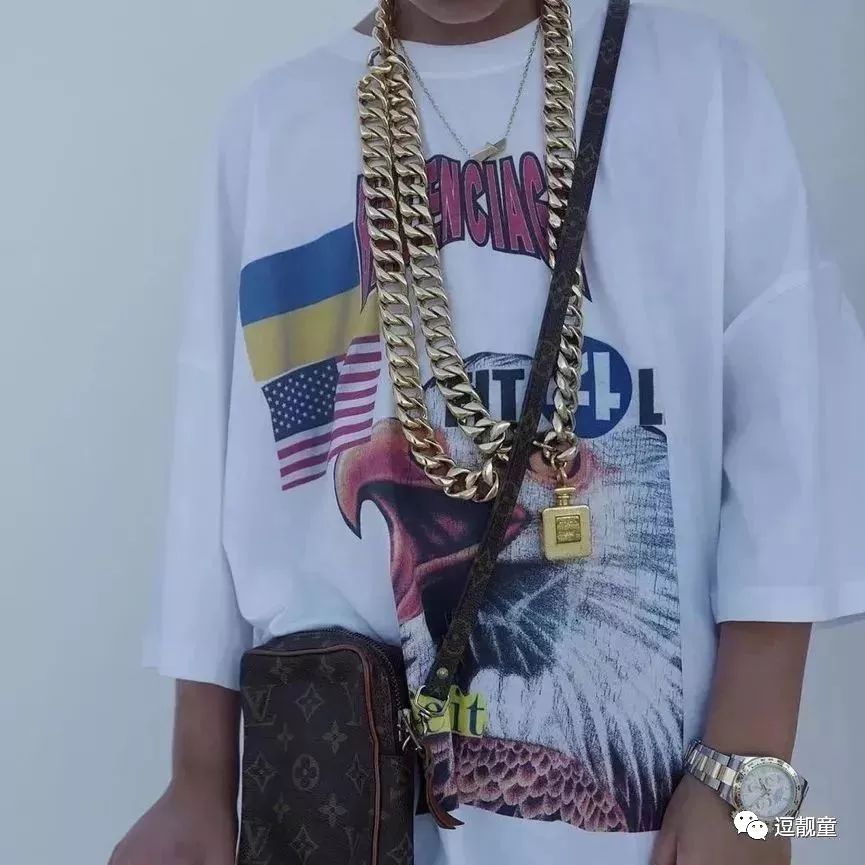 把自己装扮起来假装很酷,把自己打扮得酷一点