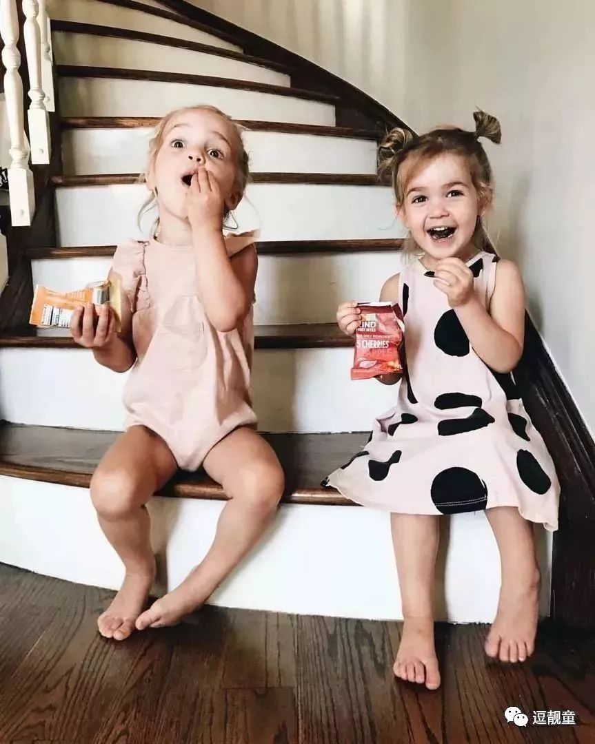 把自己装扮起来假装很酷,把自己打扮得酷一点