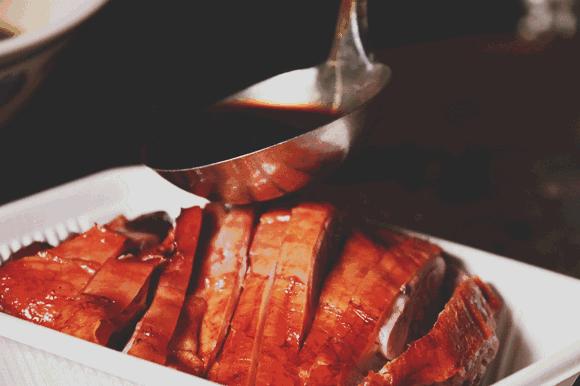 中国四川旅游看世界级的美景和可爱大熊猫,品尝当地火辣的美食!