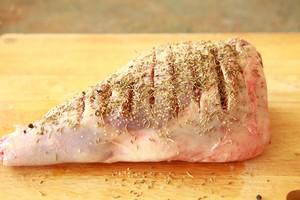 怎样快速的烤熟羊腿,如何烤出不膻不柴的羊腿