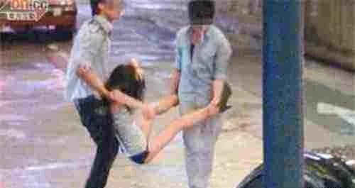 酒吧回应女子疑被猥亵原视频,酒吧回应网传女子被猥亵原视频