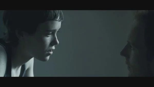 *兽禽**摄影师作恶多端，小萝莉主动约他将其灌醉，醒来后懵逼了