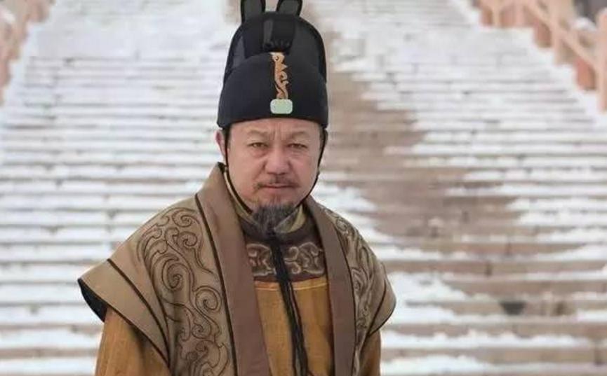 此人历经四朝十帝不倒，始终担任三师三公，后人评价：*场官**不倒翁